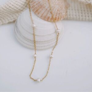 Dainty Pearl Necklace (gold)